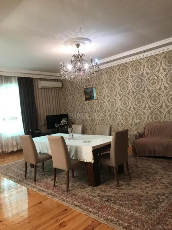 Satılır 5 otaqlı həyət evi 240 m²