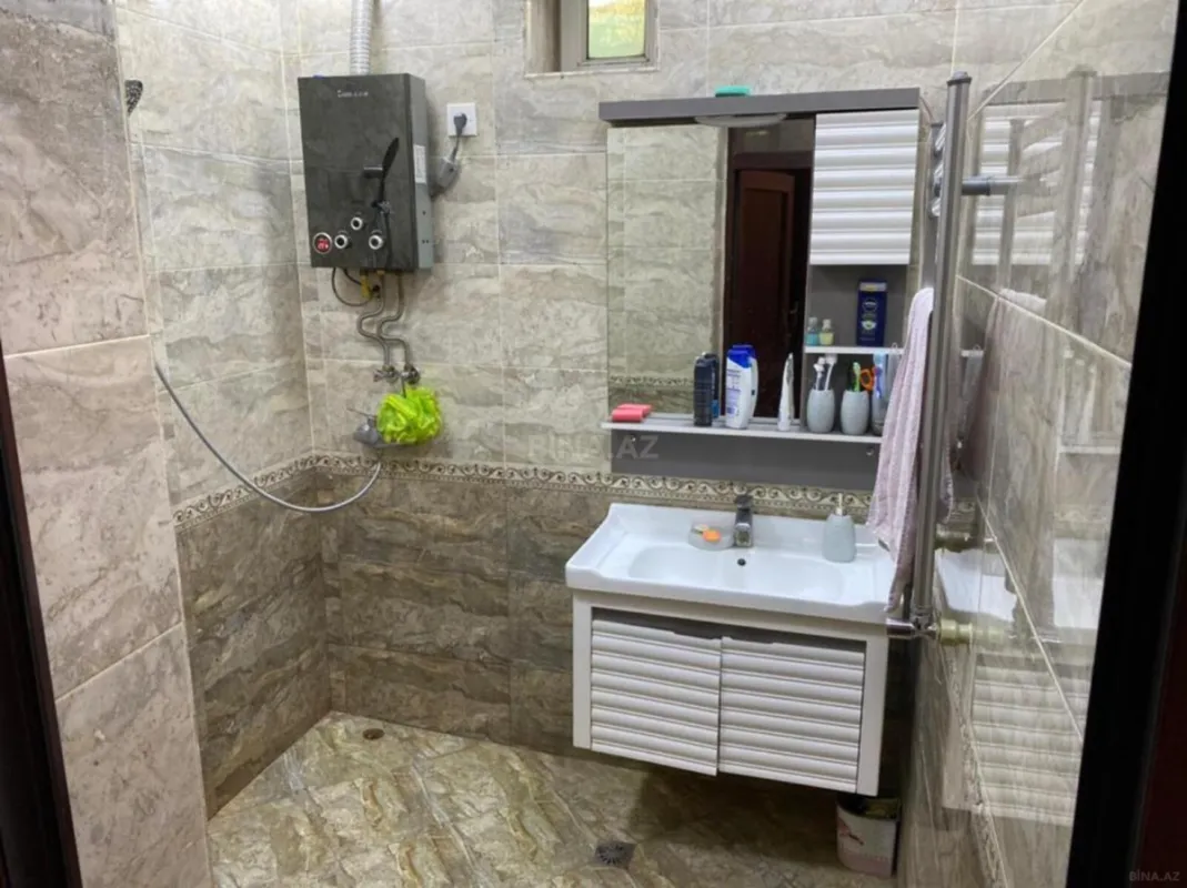 Satılır 5 otaqlı həyət evi 240 m²