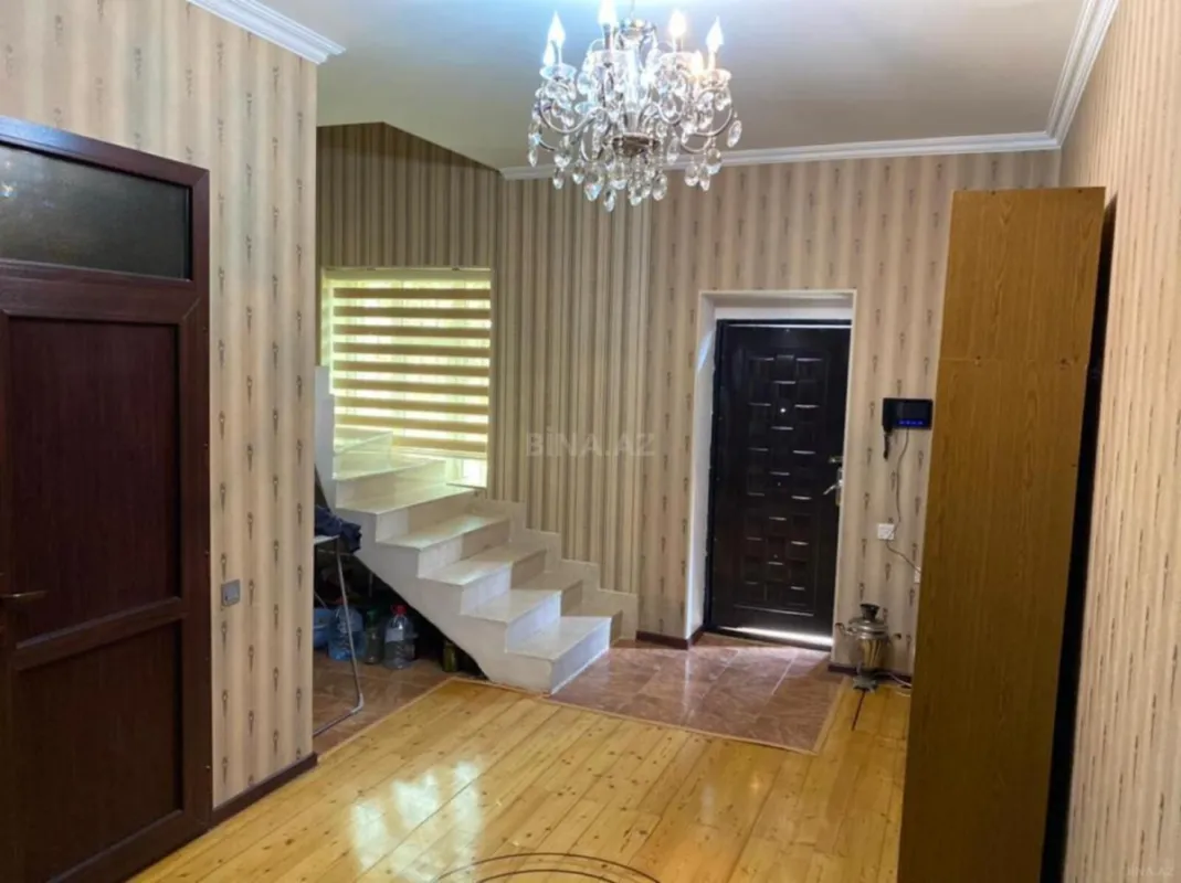 Satılır 5 otaqlı həyət evi 240 m²