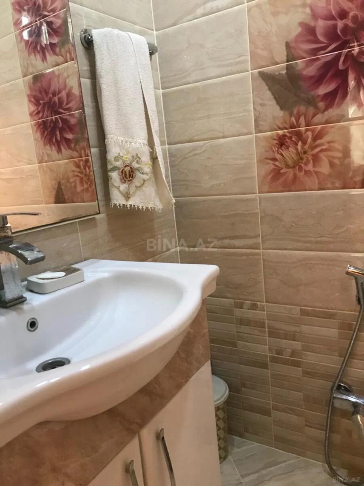 Satılır 5 otaqlı həyət evi 240 m²