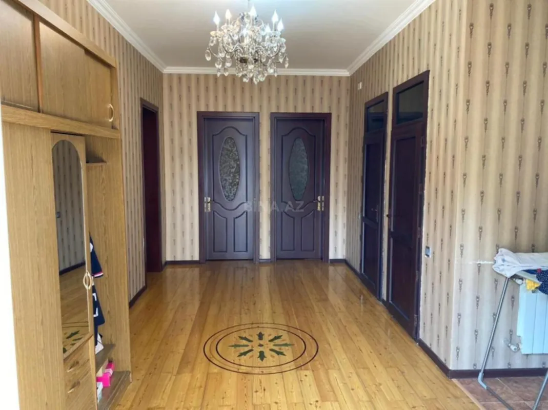 Satılır 5 otaqlı həyət evi 240 m²