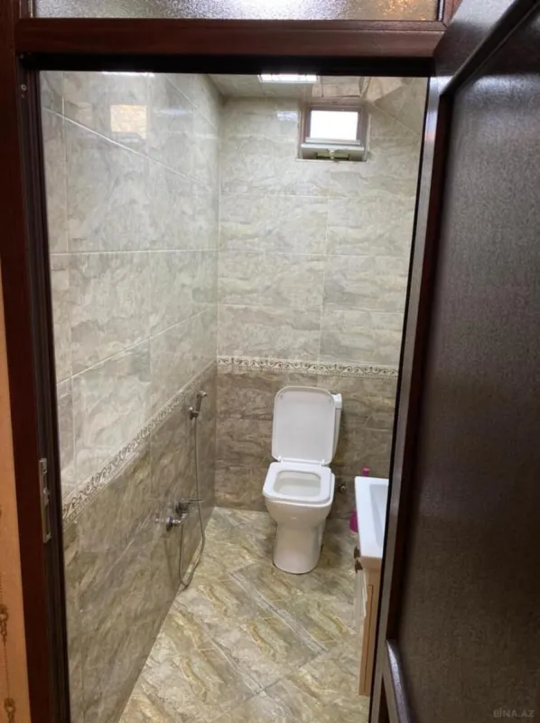 Satılır 5 otaqlı həyət evi 240 m²