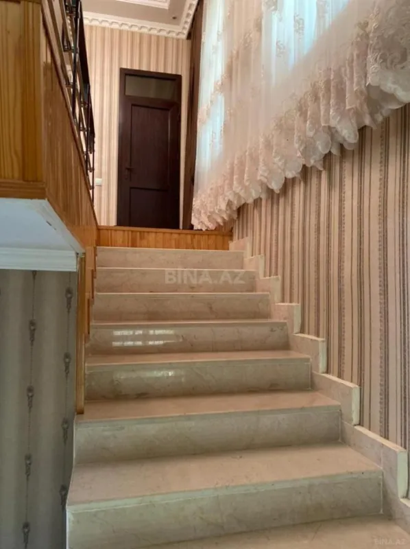 Satılır 5 otaqlı həyət evi 240 m²