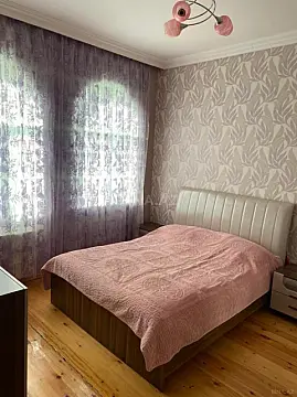 Satılır 5 otaqlı həyət evi 240 m²