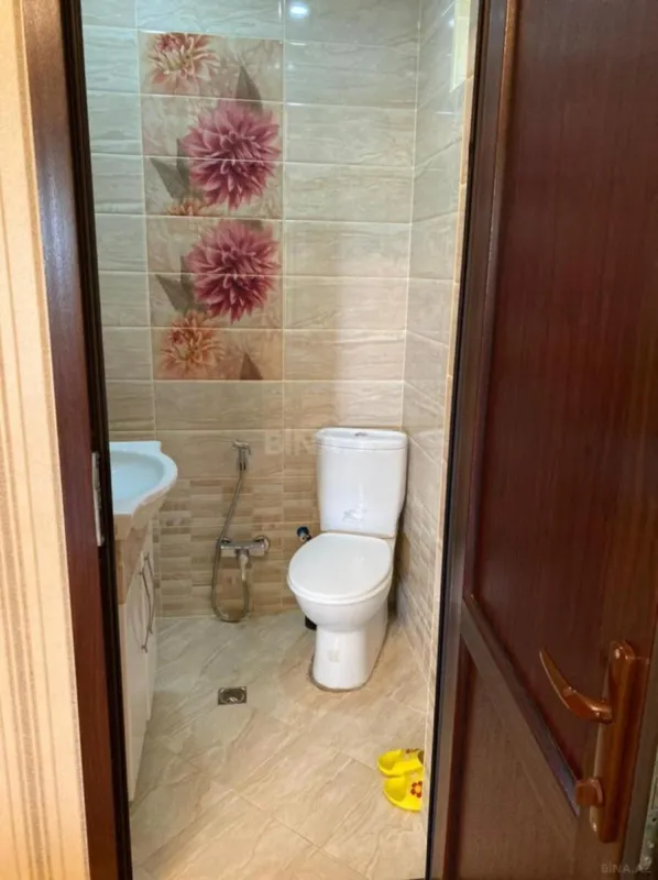 Satılır 5 otaqlı həyət evi 240 m²