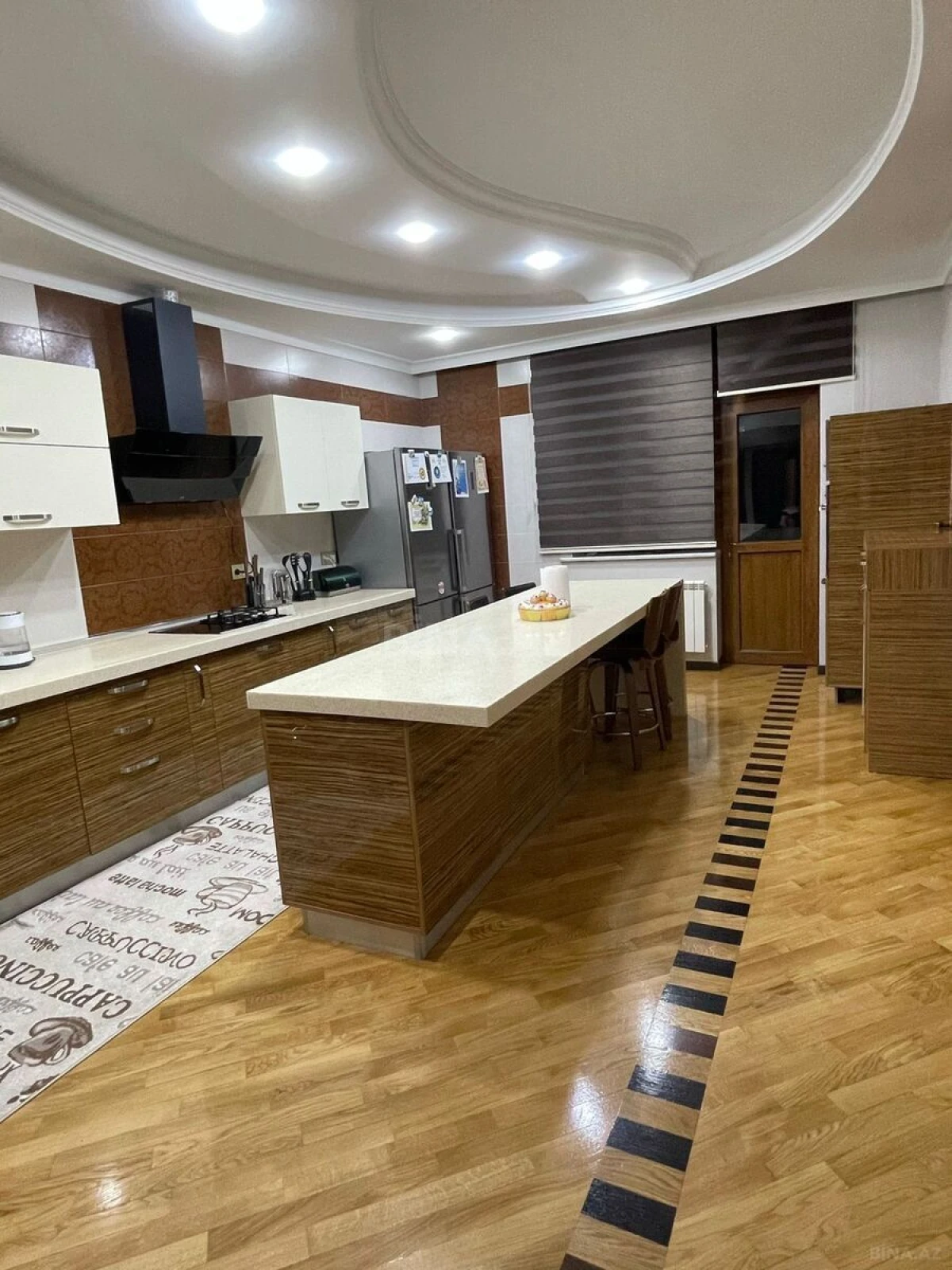 Satılır 4 otaqlı mənzil 230 m²