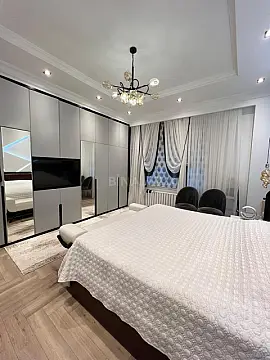 Satılır 4 otaqlı mənzil 135 m²
