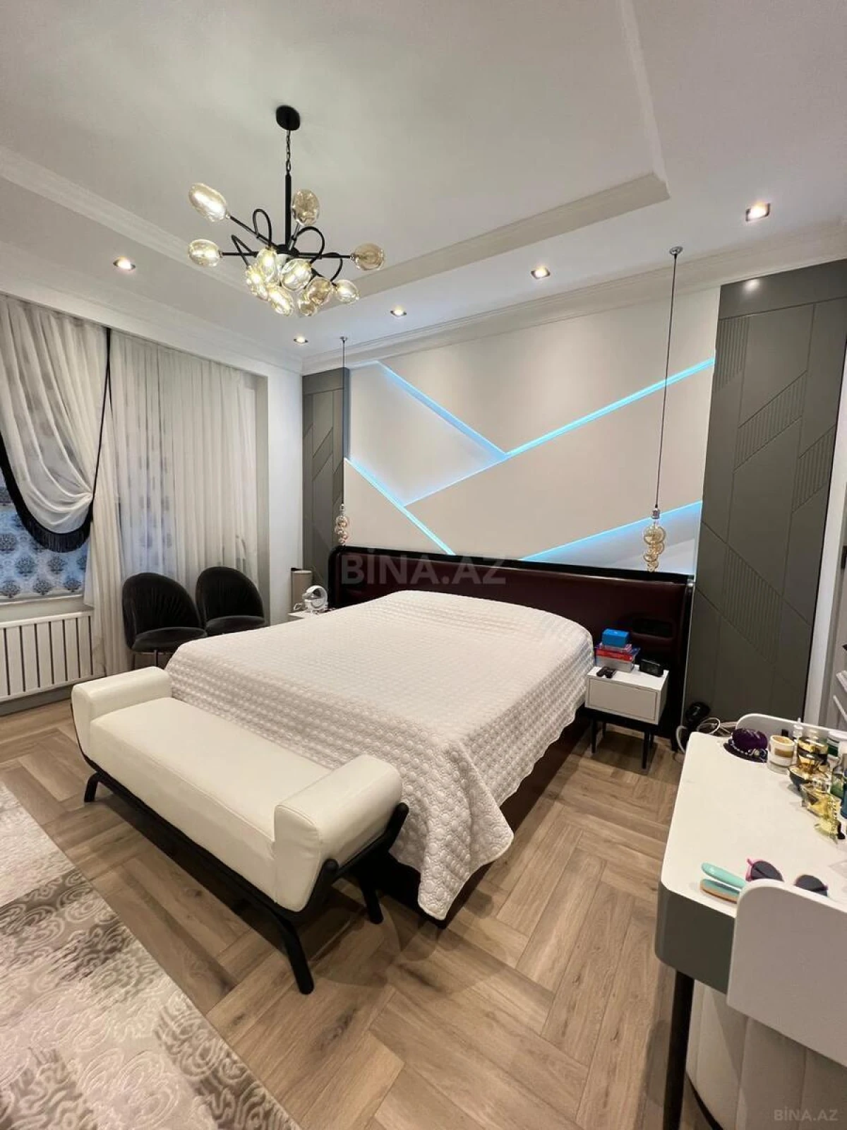 Satılır 4 otaqlı mənzil 135 m²