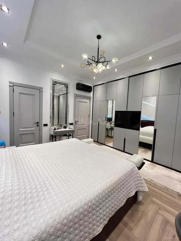 Satılır 4 otaqlı mənzil 135 m²