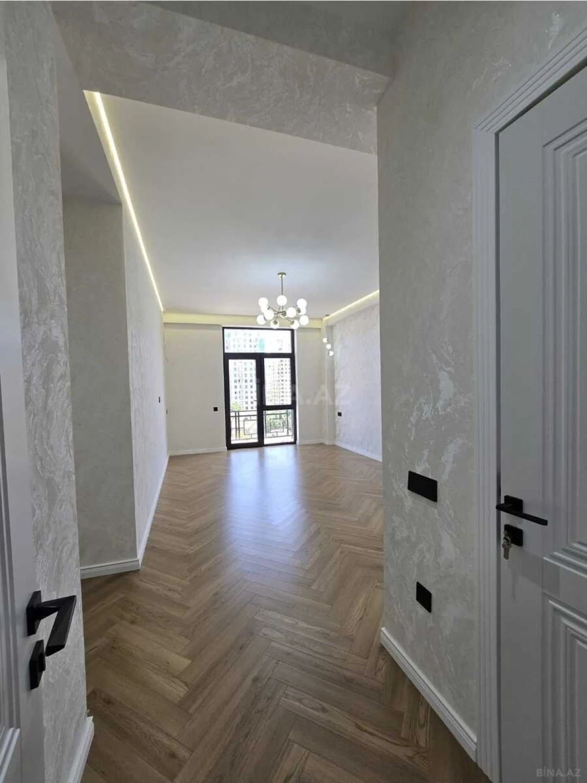 Satılır 3 otaqlı mənzil 132 m²