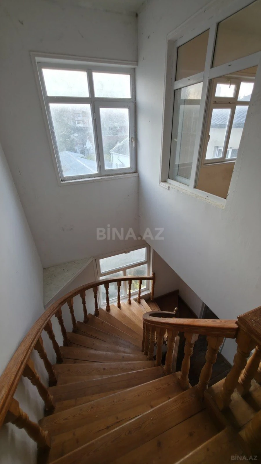 Satılır 11 otaqlı həyət evi 300 m²
