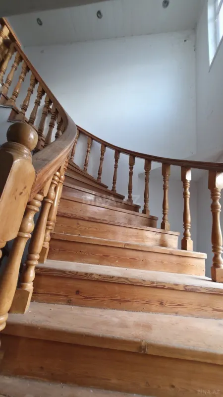 Satılır 11 otaqlı həyət evi 300 m²