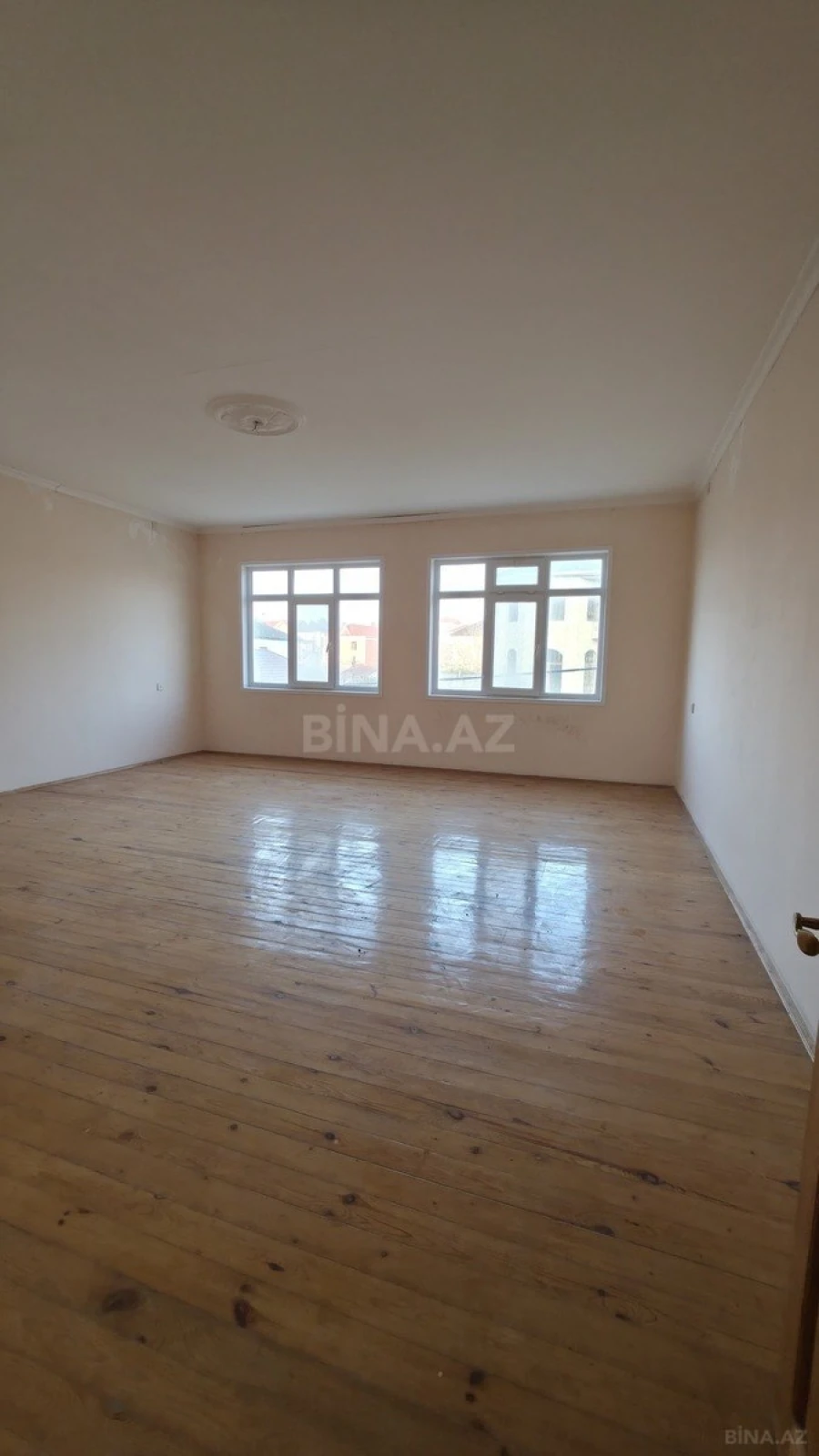 Satılır 11 otaqlı həyət evi 300 m²