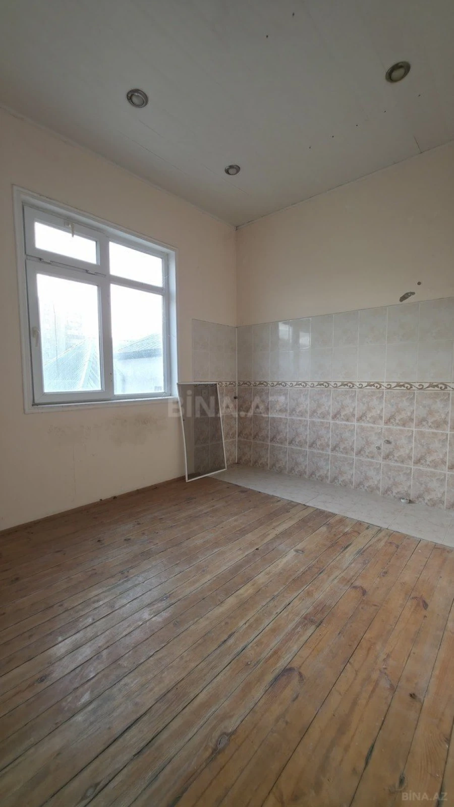 Satılır 11 otaqlı həyət evi 300 m²
