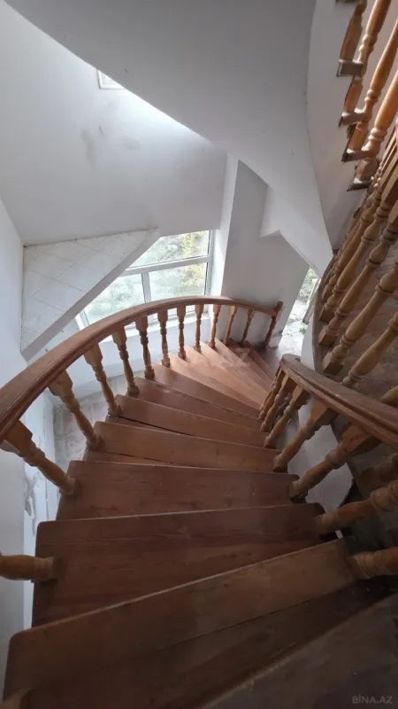 Satılır 11 otaqlı həyət evi 300 m²