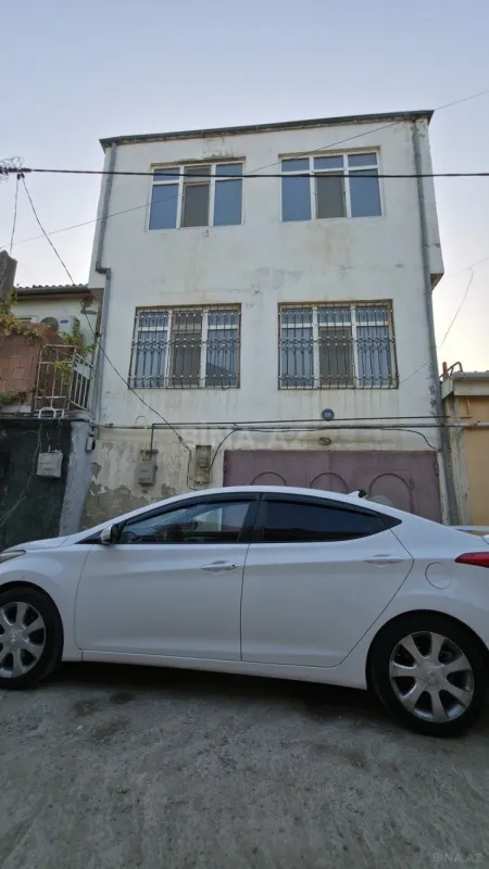 Satılır 11 otaqlı həyət evi 300 m²