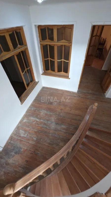 Satılır 11 otaqlı həyət evi 300 m²