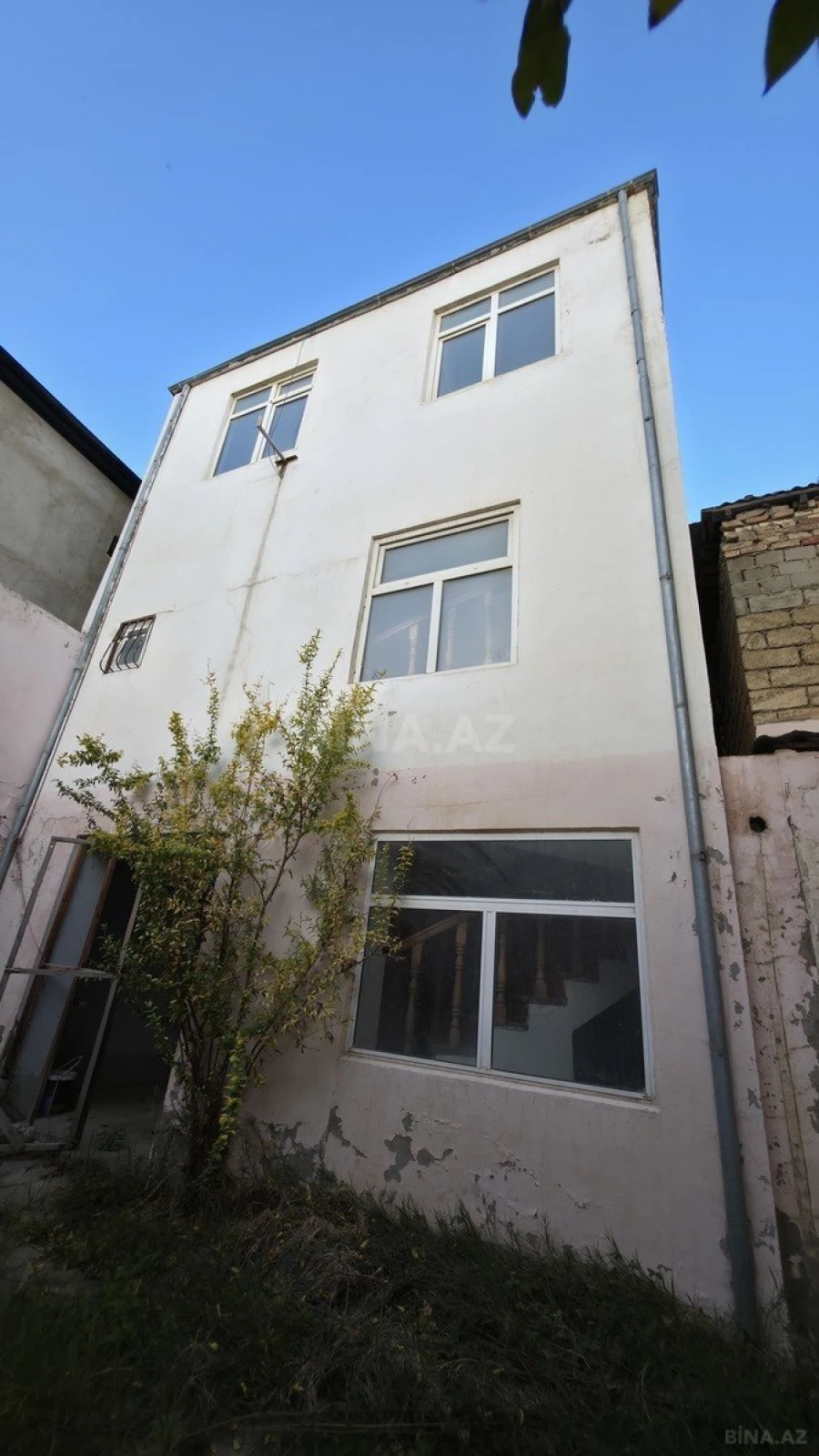 Satılır 11 otaqlı həyət evi 300 m²