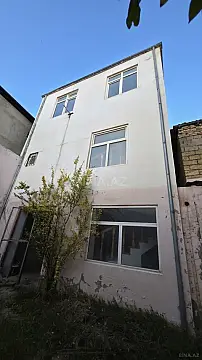 Satılır 11 otaqlı həyət evi 300 m²