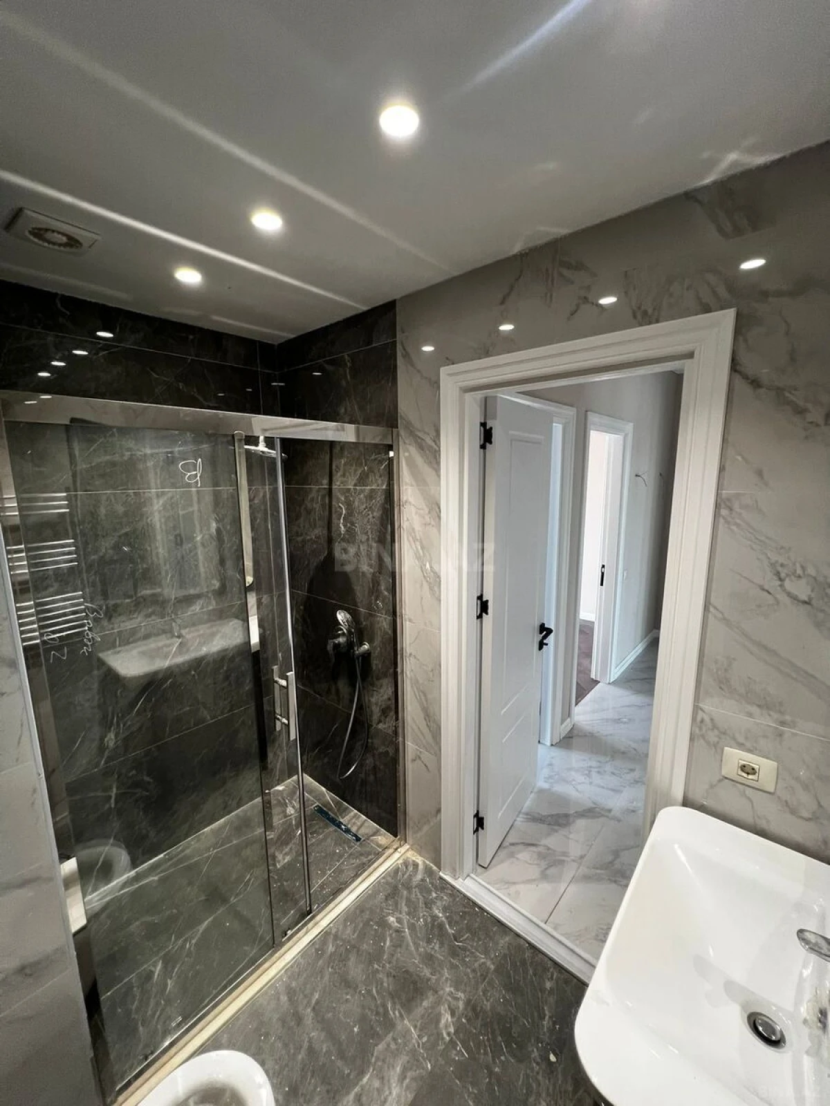 Satılır 4 otaqlı mənzil 120 m²