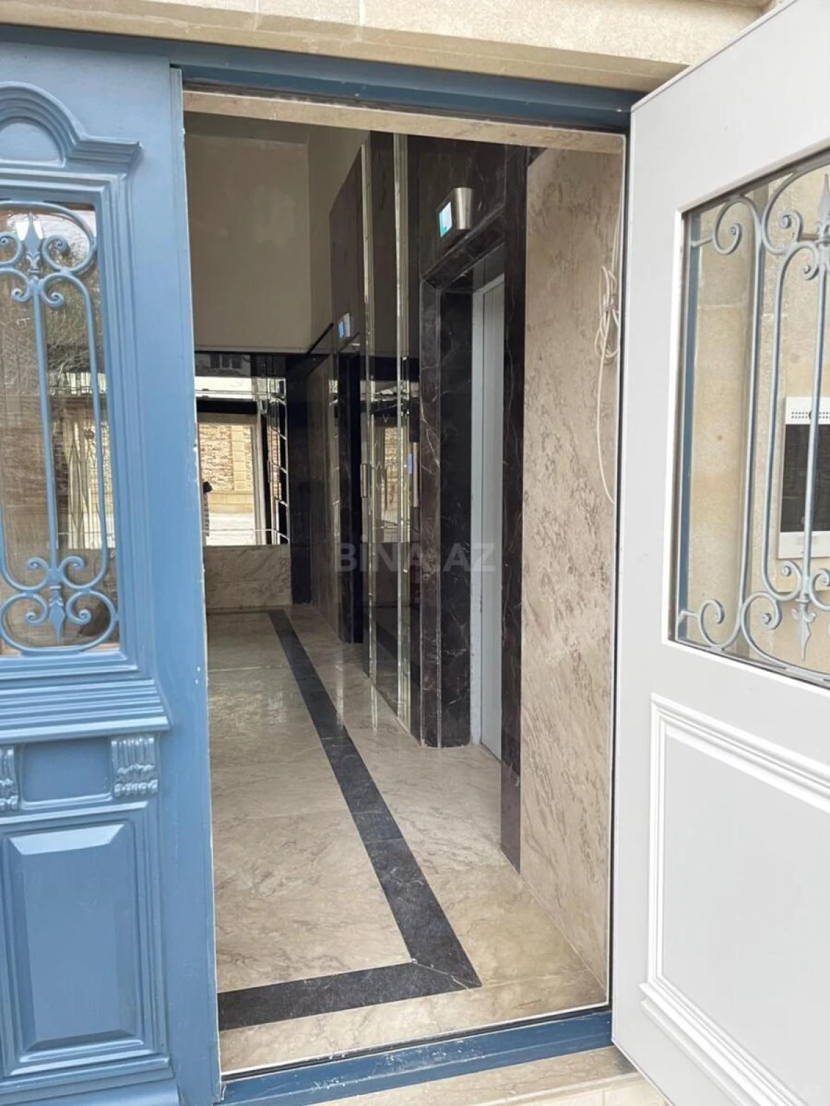 Satılır 4 otaqlı mənzil 231.4 m²