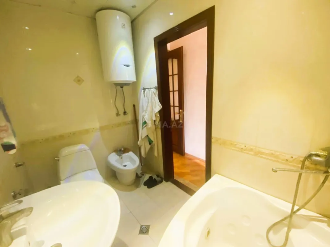 Satılır 4 otaqlı mənzil 120 m²