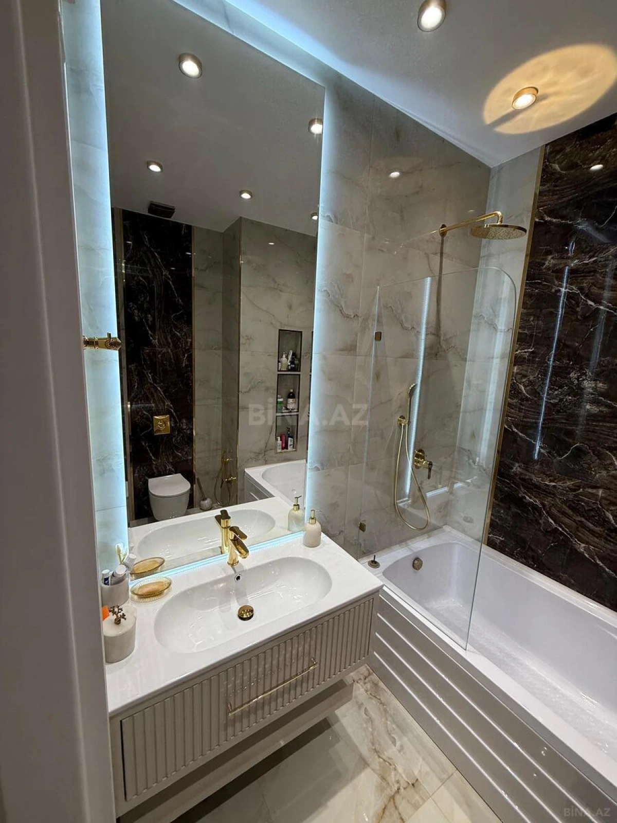 Satılır 4 otaqlı mənzil 190 m²