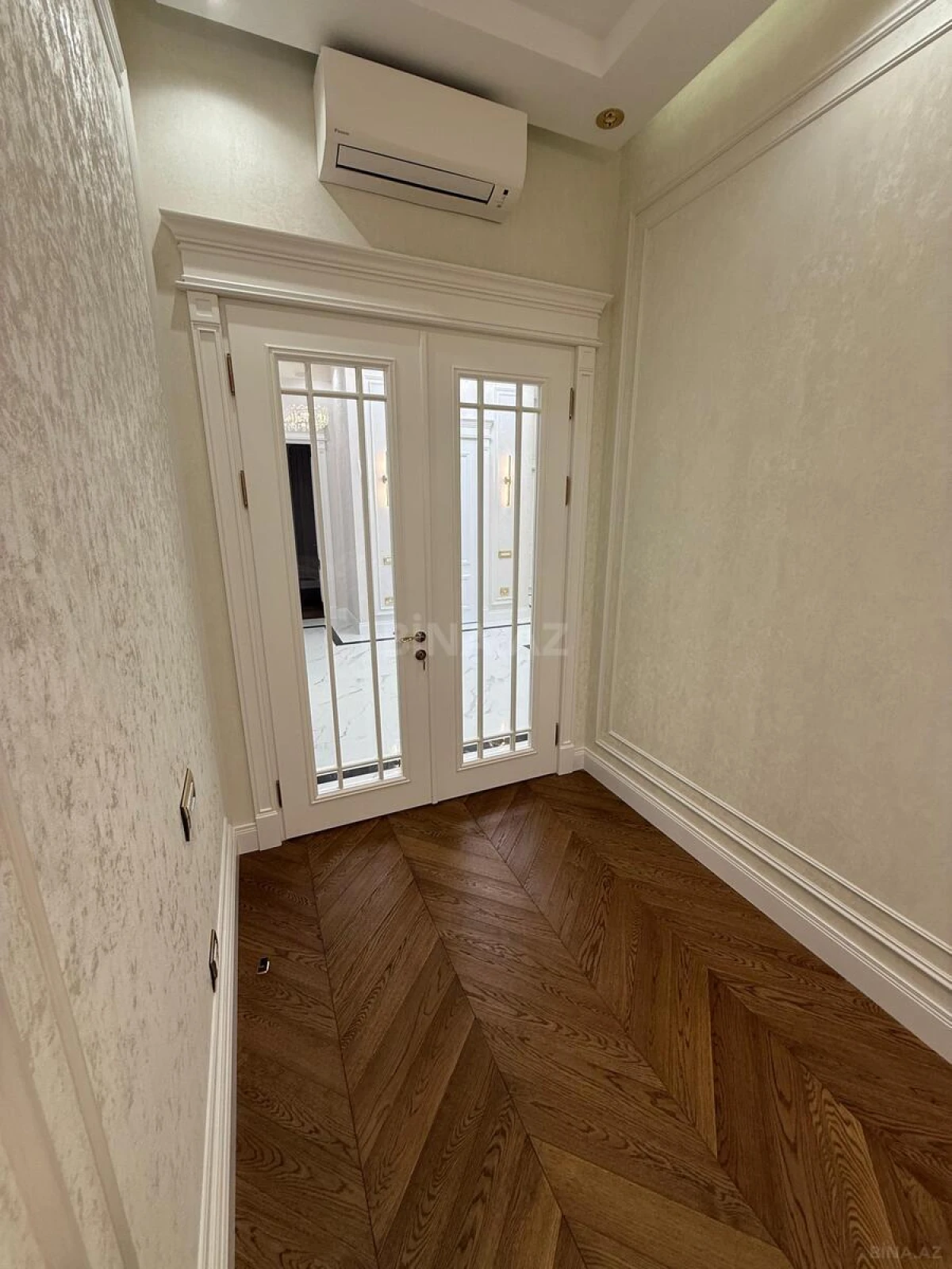 Satılır 4 otaqlı mənzil 190 m²