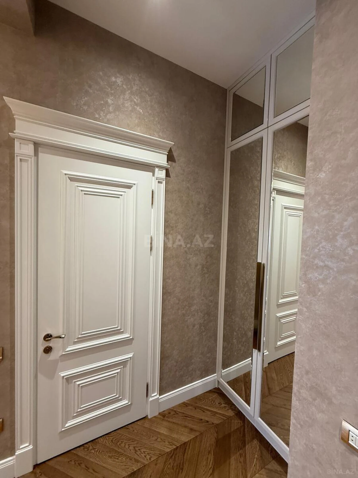 Satılır 4 otaqlı mənzil 190 m²