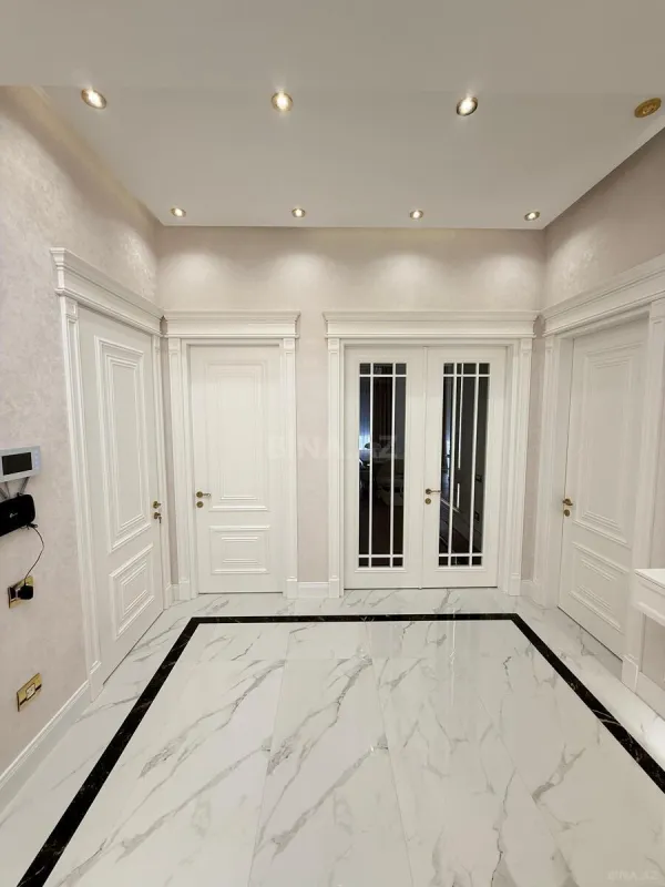 Satılır 4 otaqlı mənzil 190 m²