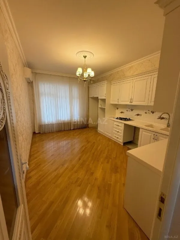 Satılır 3 otaqlı mənzil 137 m²