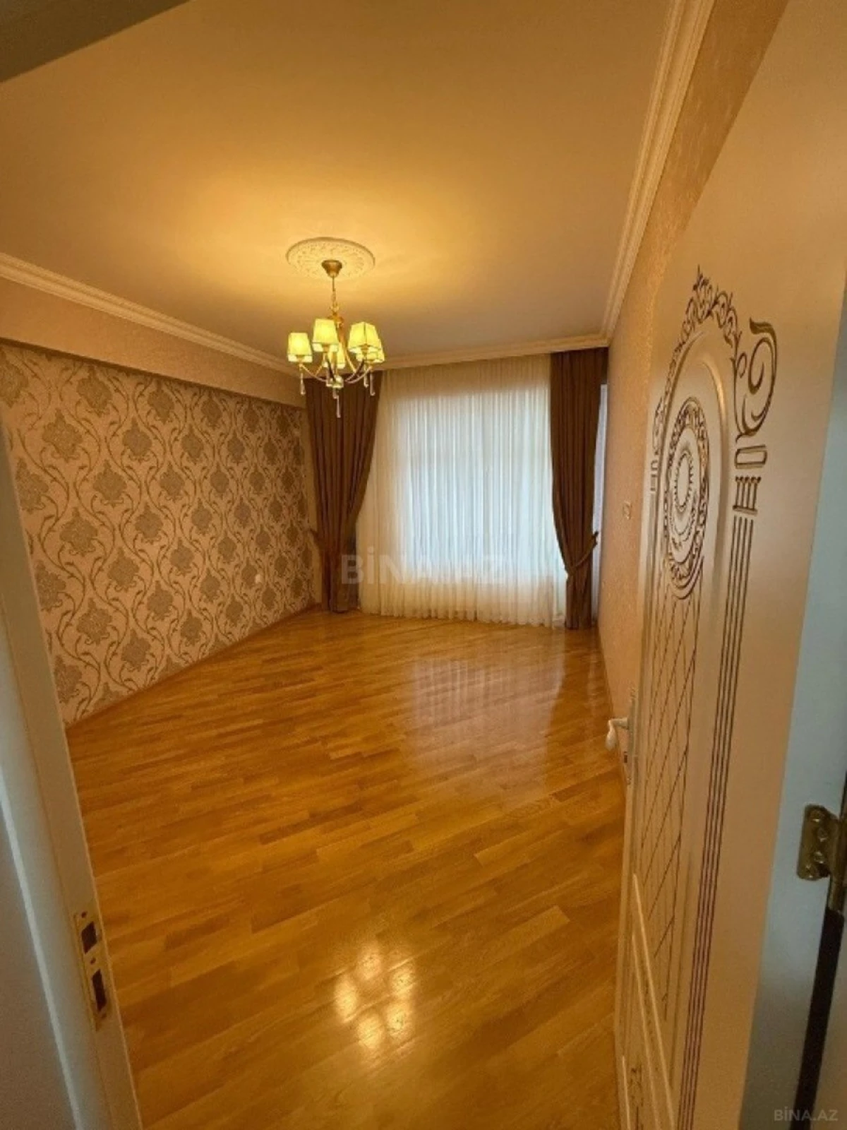 Satılır 3 otaqlı mənzil 137 m²