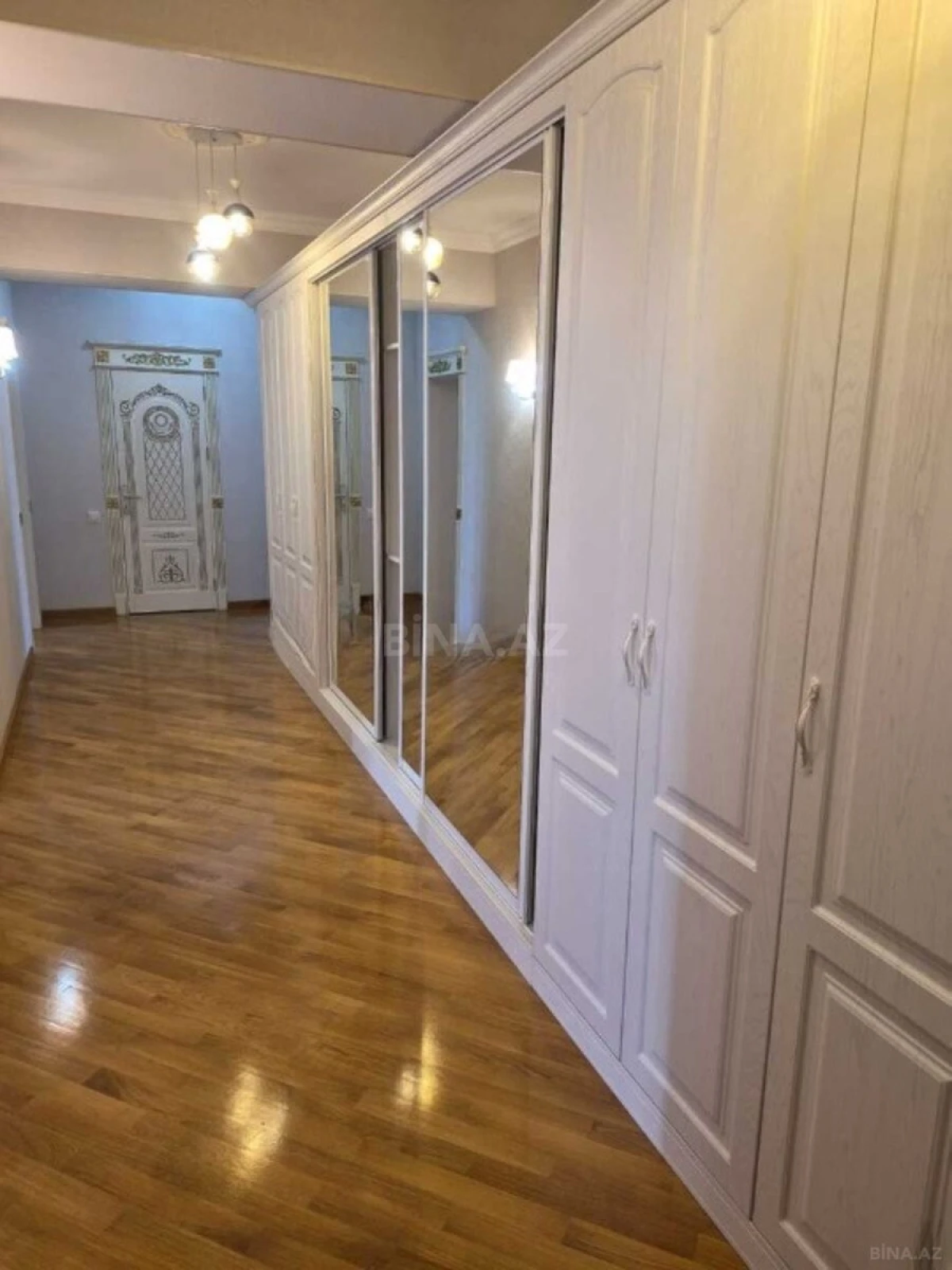 Satılır 3 otaqlı mənzil 137 m²