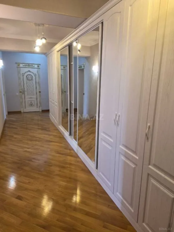 Satılır 3 otaqlı mənzil 137 m²