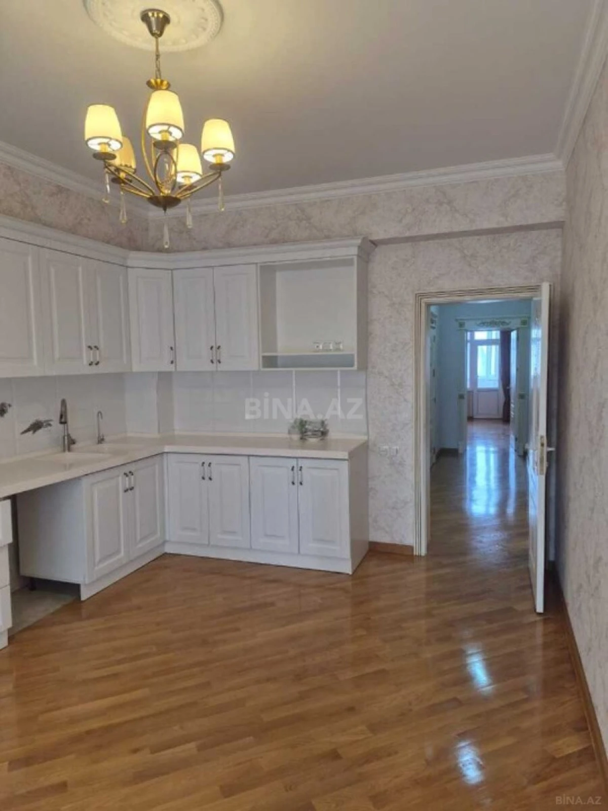 Satılır 3 otaqlı mənzil 137 m²