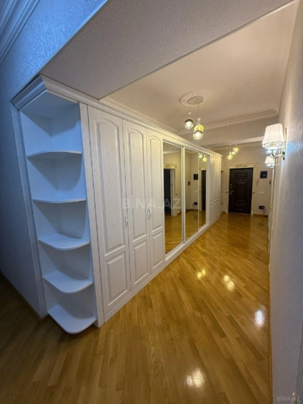 Satılır 3 otaqlı mənzil 137 m²