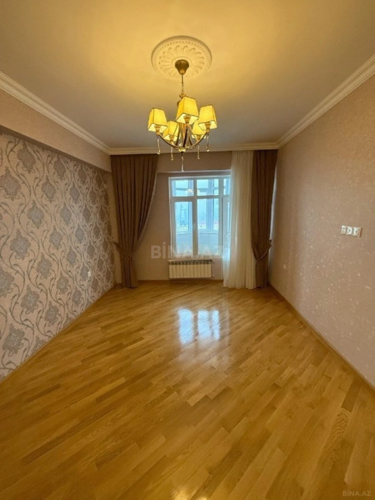 Satılır 3 otaqlı mənzil 137 m²