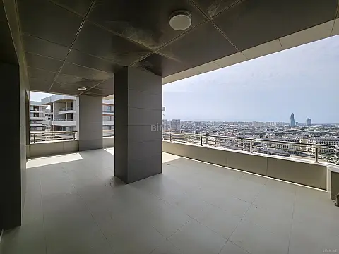 Satılır 5 otaqlı mənzil 325 m²
