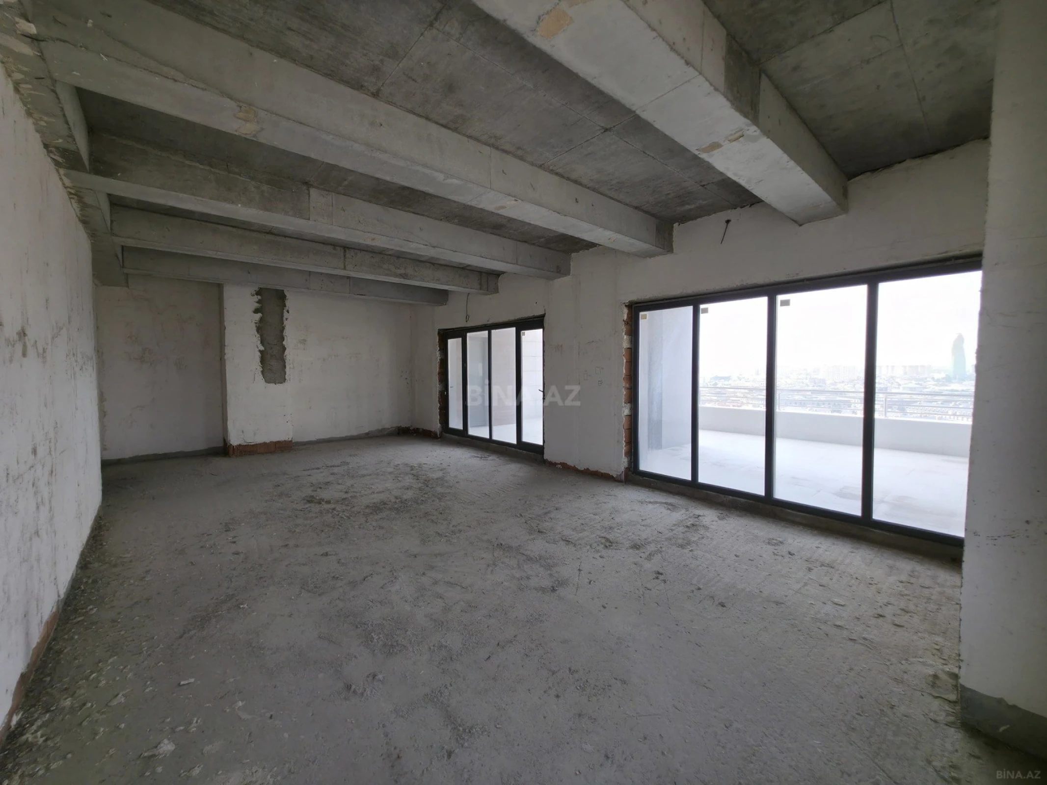 Satılır 5 otaqlı mənzil 325 m²