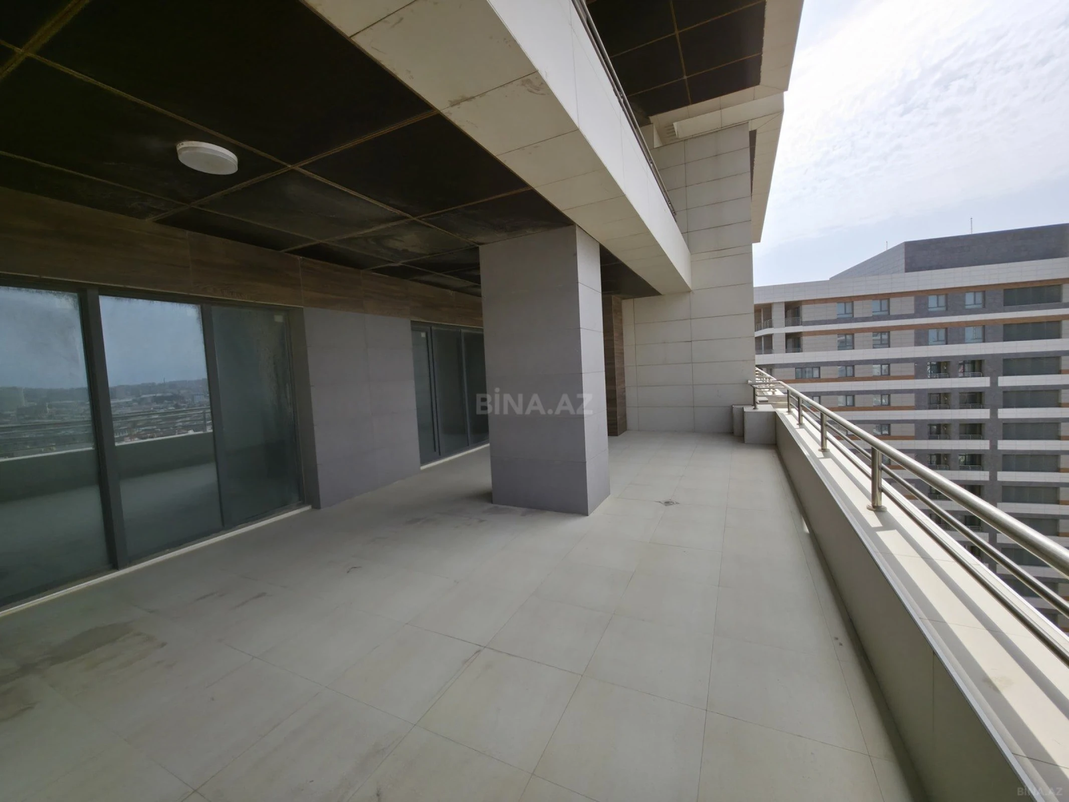 Satılır 5 otaqlı mənzil 325 m²