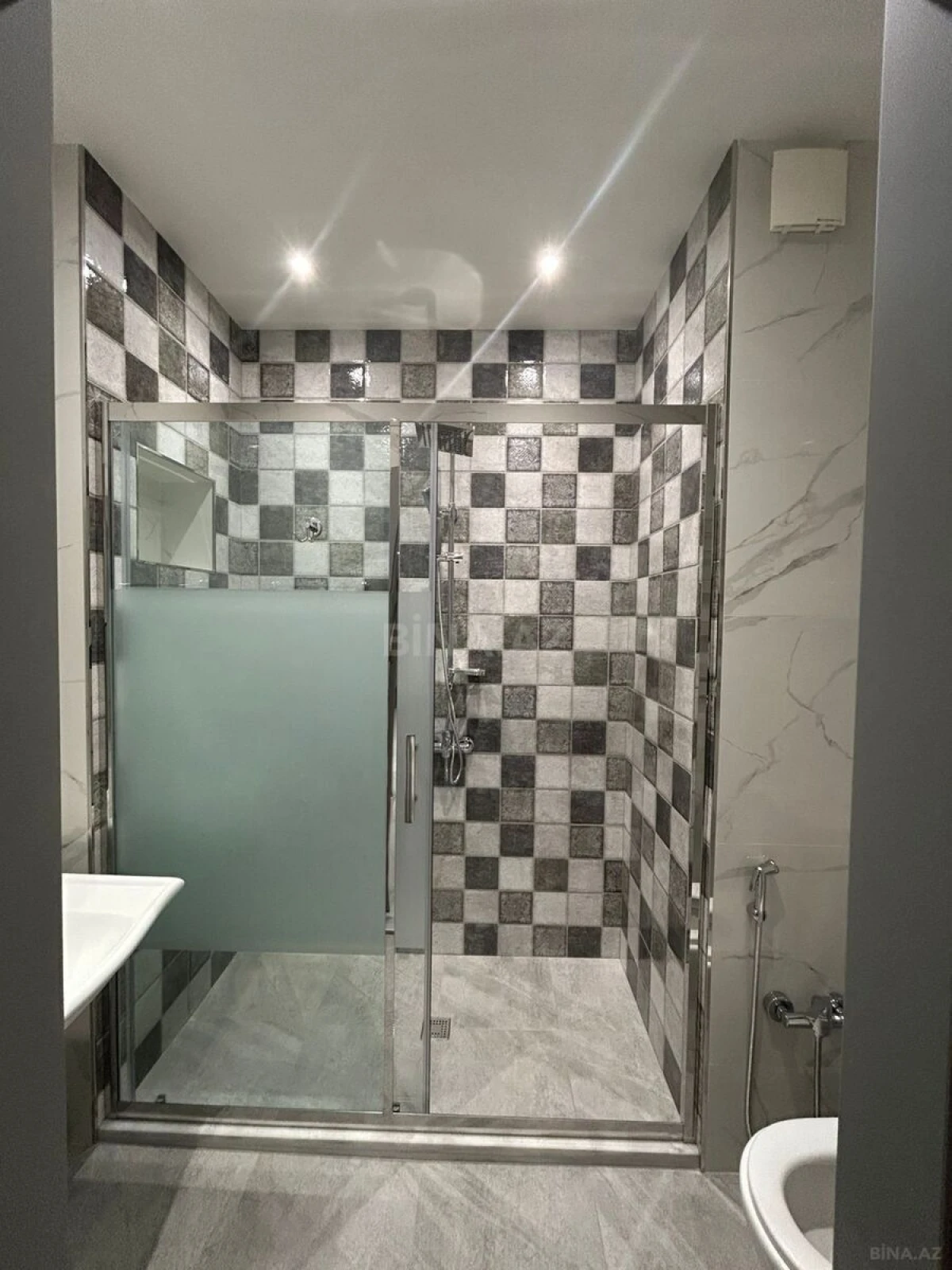 Kirayə verilir 3 otaqlı mənzil 160 m²