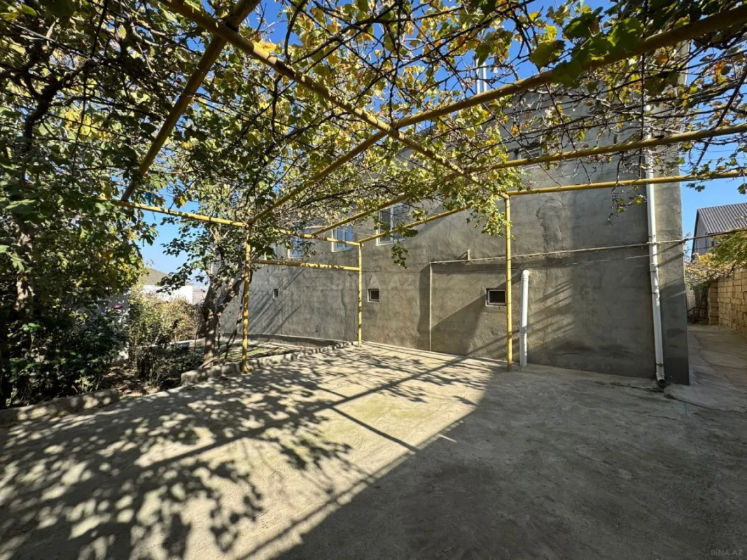 Satılır 8 otaqlı həyət evi 400 m²