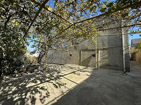 Satılır 8 otaqlı həyət evi 400 m²