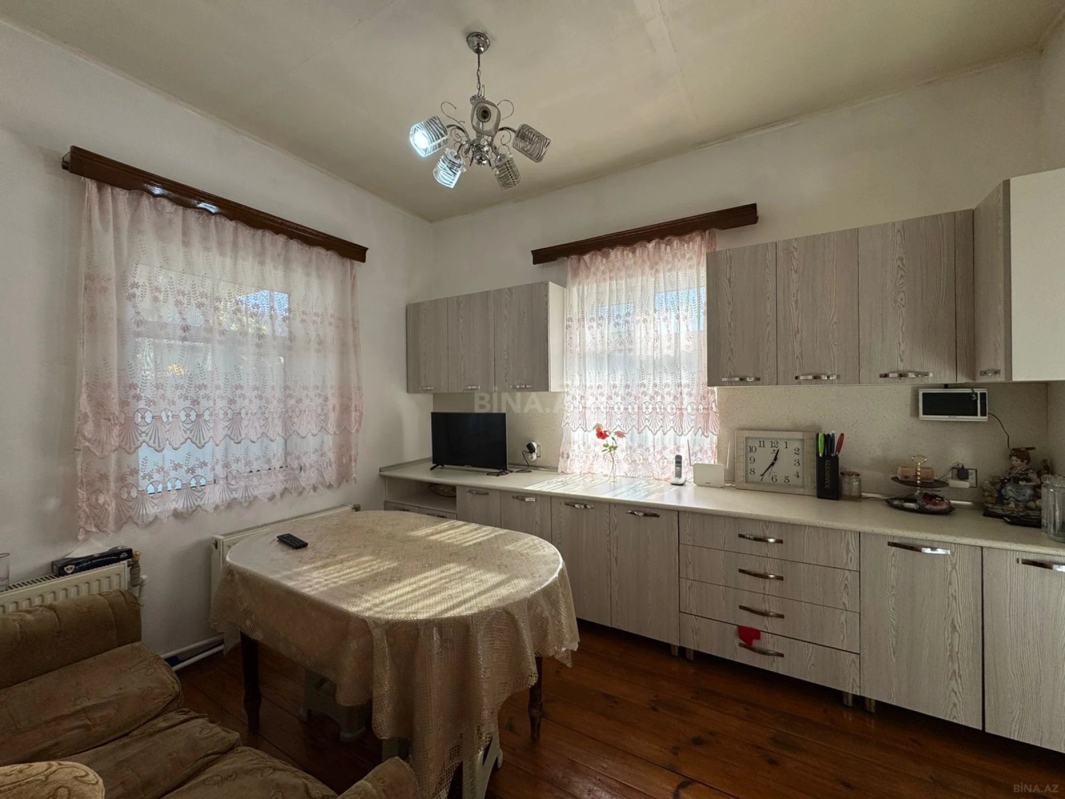 Satılır 8 otaqlı həyət evi 400 m²