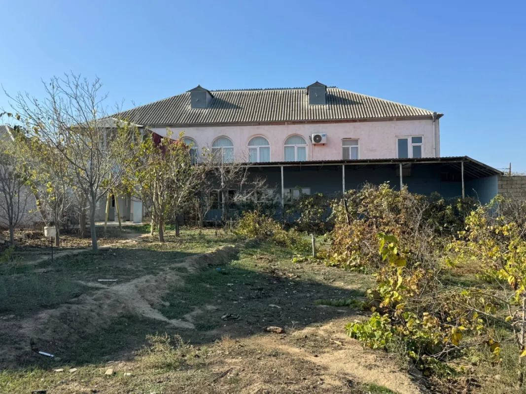 Satılır 8 otaqlı həyət evi 400 m²