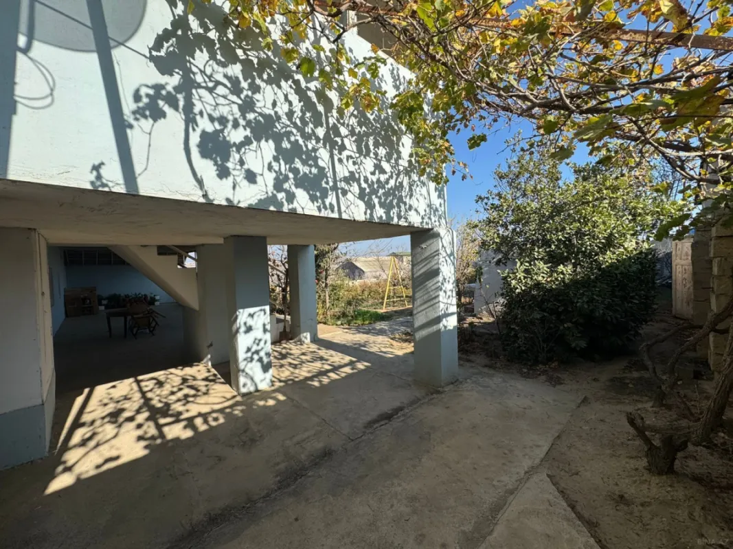 Satılır 8 otaqlı həyət evi 400 m²