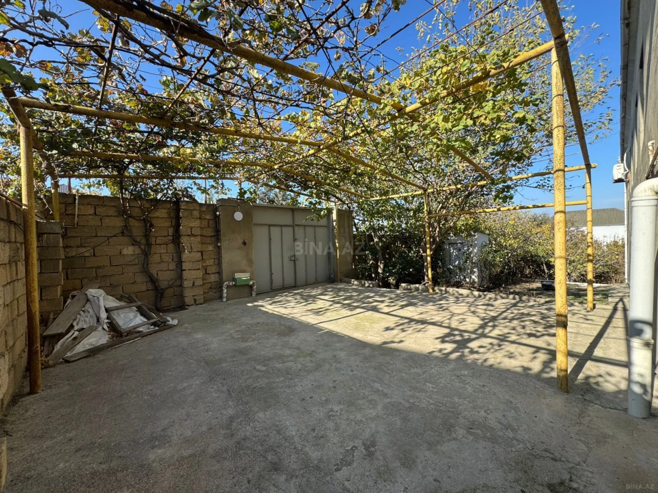Satılır 8 otaqlı həyət evi 400 m²