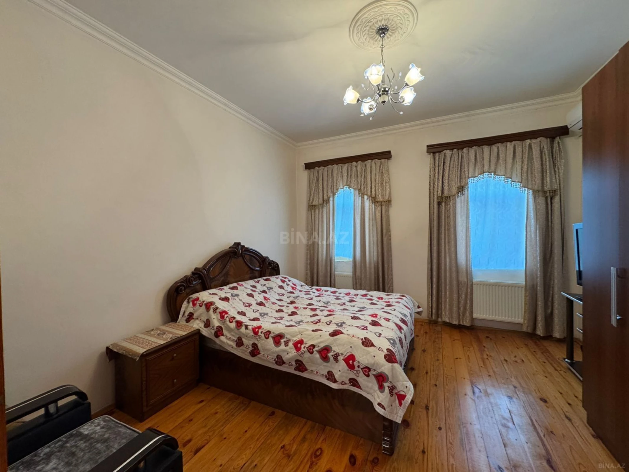 Satılır 8 otaqlı həyət evi 400 m²