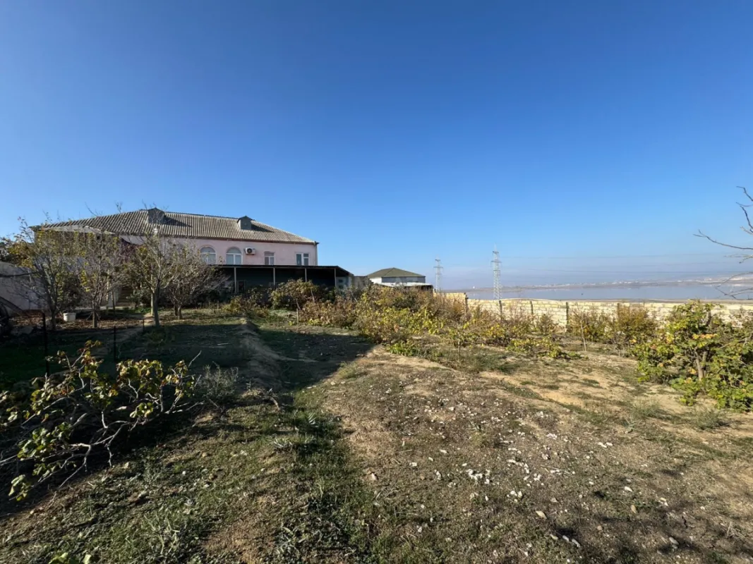 Satılır 8 otaqlı həyət evi 400 m²