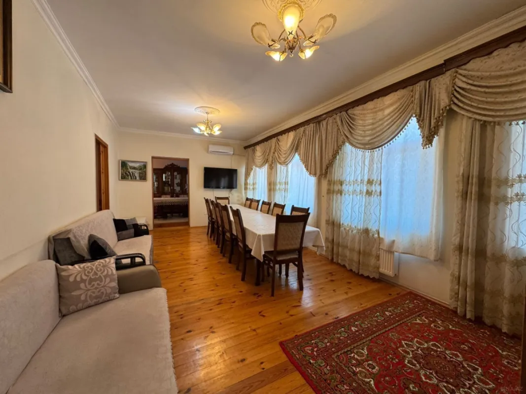 Satılır 8 otaqlı həyət evi 400 m²